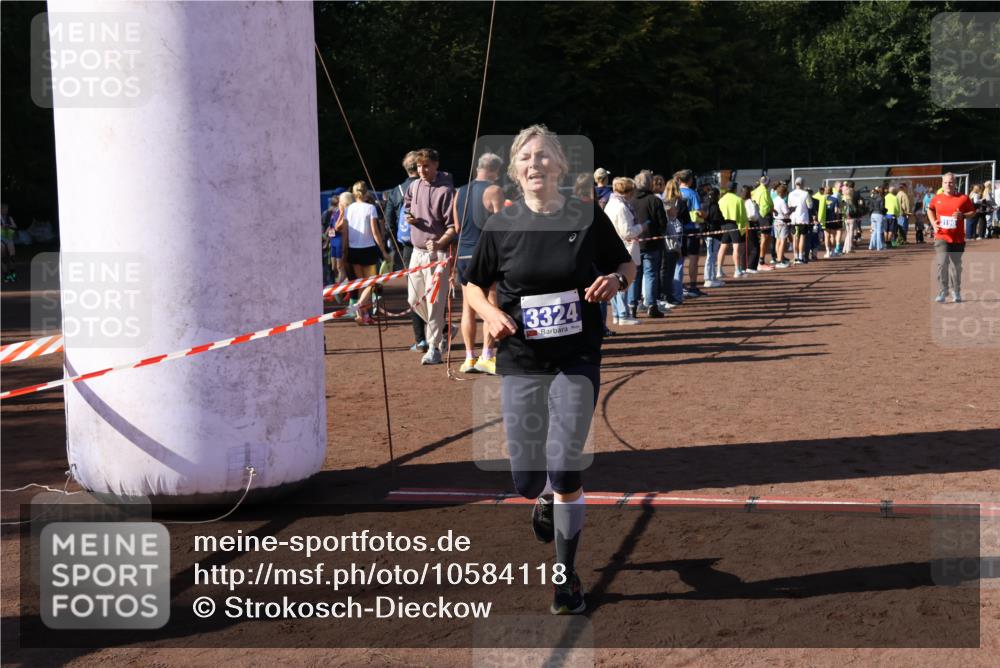 27.09.2026 - 35. Volkslauf durch das schöne Alstertal Strokosch-Dieckow http://msf.ph/oto/10584118 27.09.2026 11:37:28 Ziel 3196, 3324, 3334 meine-sportfotos.de