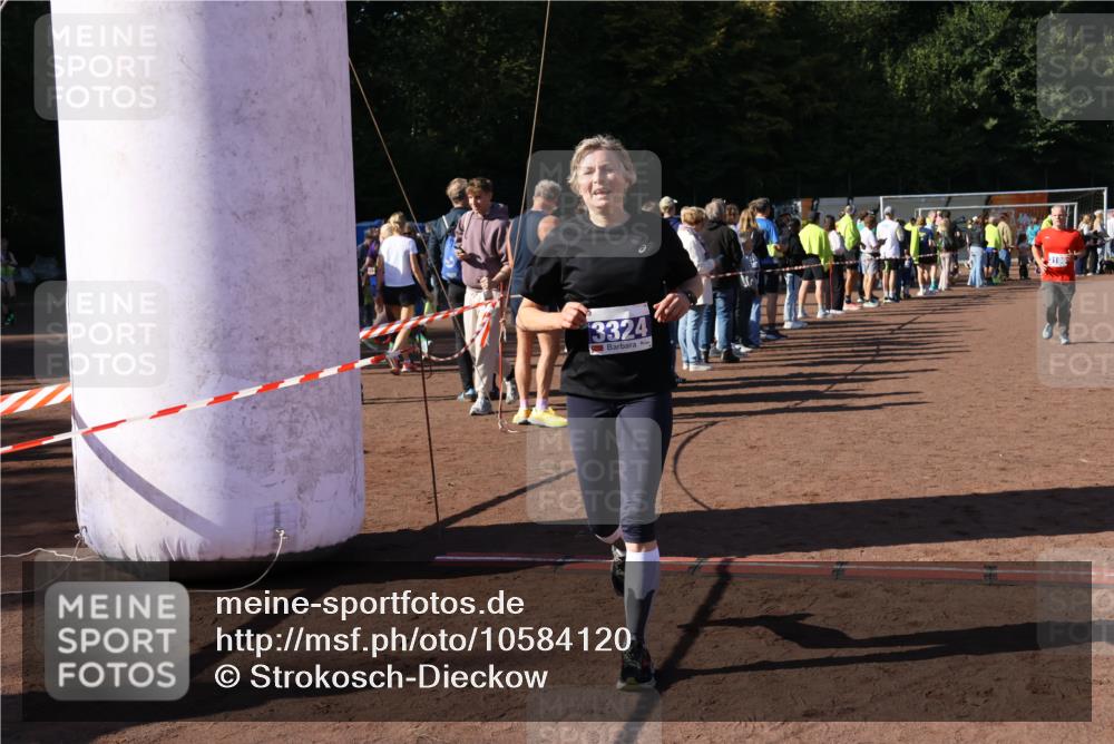 27.09.2026 - 35. Volkslauf durch das schöne Alstertal Strokosch-Dieckow http://msf.ph/oto/10584120 27.09.2026 11:37:28 Ziel 3196, 3324, 3334 meine-sportfotos.de