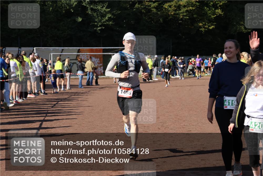 27.09.2026 - 35. Volkslauf durch das schöne Alstertal Strokosch-Dieckow http://msf.ph/oto/10584128 27.09.2026 11:40:19 Ziel 1458, 3081, 3082, 4195, 4198, 4199, 4200 meine-sportfotos.de