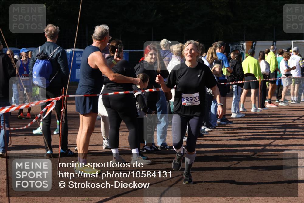 27.09.2026 - 35. Volkslauf durch das schöne Alstertal Strokosch-Dieckow http://msf.ph/oto/10584131 27.09.2026 11:37:25 Ziel 3196, 3324, 3334, 3974 meine-sportfotos.de