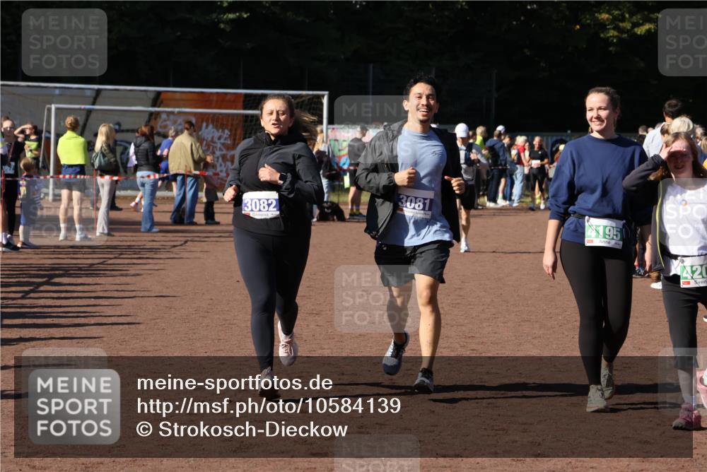 27.09.2026 - 35. Volkslauf durch das schöne Alstertal Strokosch-Dieckow http://msf.ph/oto/10584139 27.09.2026 11:40:13 Ziel 1458, 3081, 3082, 4195, 4198, 4199, 4200 meine-sportfotos.de