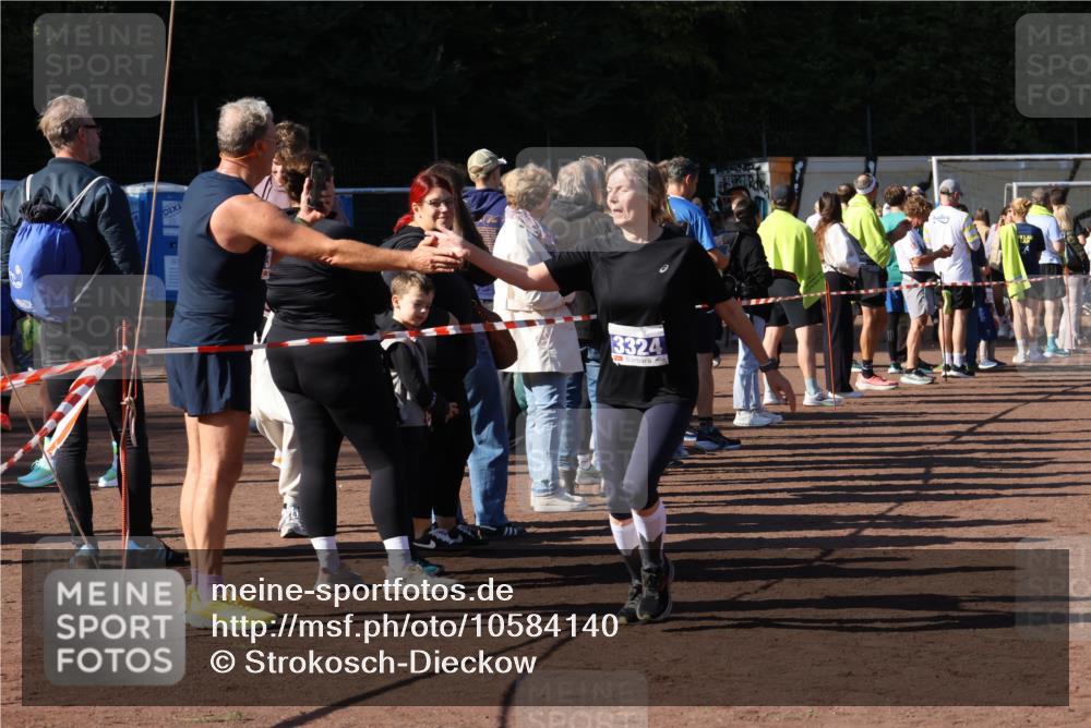27.09.2026 - 35. Volkslauf durch das schöne Alstertal Strokosch-Dieckow http://msf.ph/oto/10584140 27.09.2026 11:37:25 Ziel 3196, 3324, 3334, 3974 meine-sportfotos.de