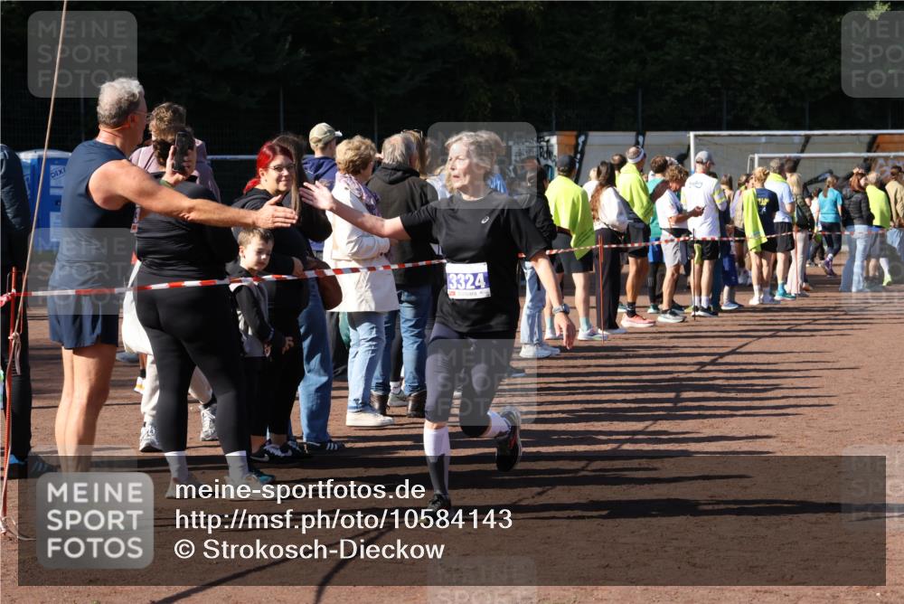 27.09.2026 - 35. Volkslauf durch das schöne Alstertal Strokosch-Dieckow http://msf.ph/oto/10584143 27.09.2026 11:37:25 Ziel 3196, 3324, 3334, 3974 meine-sportfotos.de