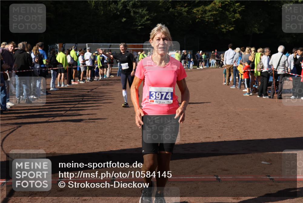 27.09.2026 - 35. Volkslauf durch das schöne Alstertal Strokosch-Dieckow http://msf.ph/oto/10584145 27.09.2026 11:37:23 Ziel 3187, 3324, 3974 meine-sportfotos.de