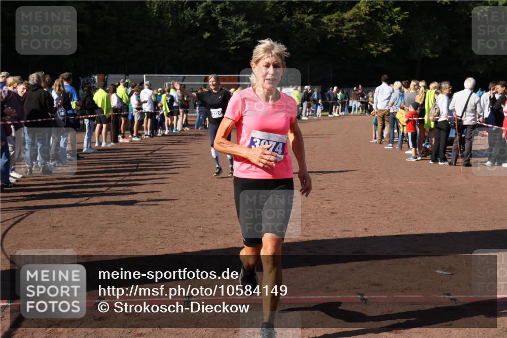 27.09.2026 - 35. Volkslauf durch das schöne Alstertal Strokosch-Dieckow http://msf.ph/oto/10584149 27.09.2026 11:37:23 Ziel 3187, 3324, 3974 meine-sportfotos.de