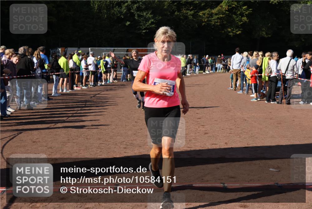 27.09.2026 - 35. Volkslauf durch das schöne Alstertal Strokosch-Dieckow http://msf.ph/oto/10584151 27.09.2026 11:37:23 Ziel 3187, 3324, 3974 meine-sportfotos.de