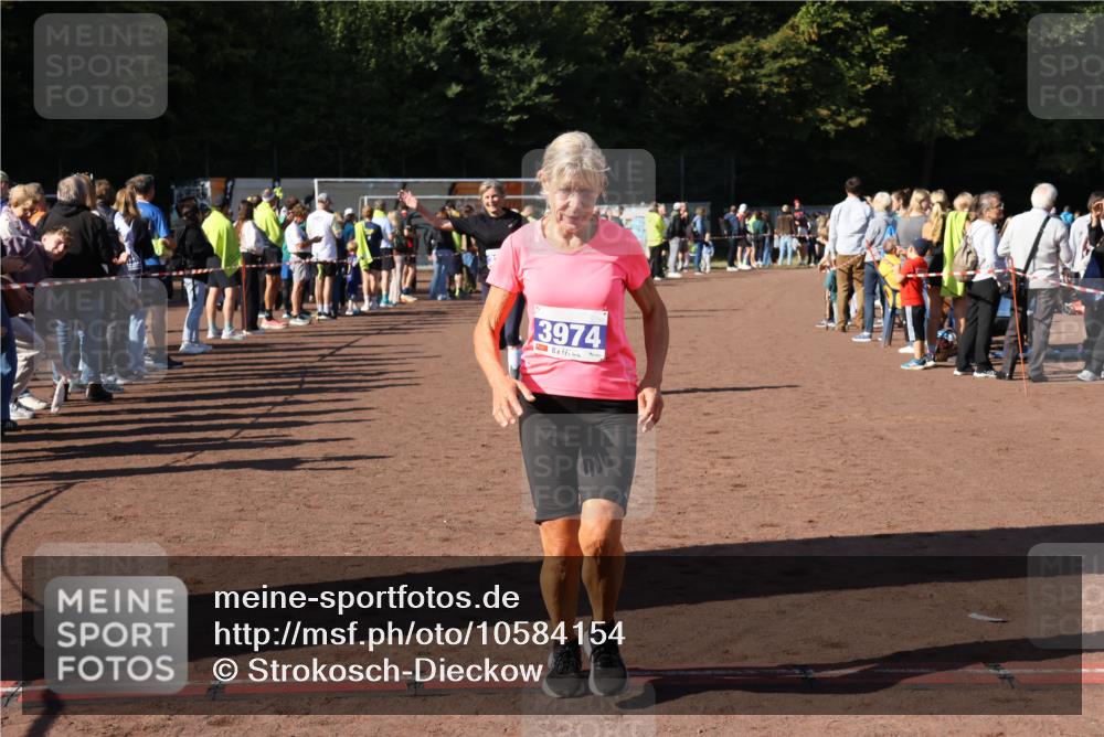 27.09.2026 - 35. Volkslauf durch das schöne Alstertal Strokosch-Dieckow http://msf.ph/oto/10584154 27.09.2026 11:37:23 Ziel 3187, 3324, 3974 meine-sportfotos.de