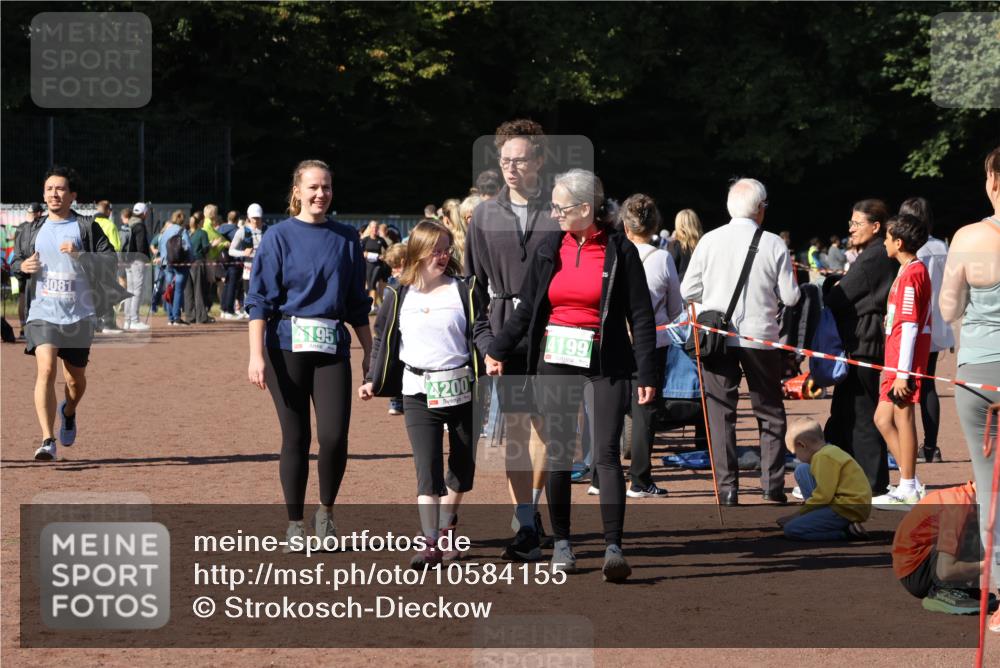 27.09.2026 - 35. Volkslauf durch das schöne Alstertal Strokosch-Dieckow http://msf.ph/oto/10584155 27.09.2026 11:40:10 Ziel 1450, 3081, 3082, 4198, 4199 meine-sportfotos.de
