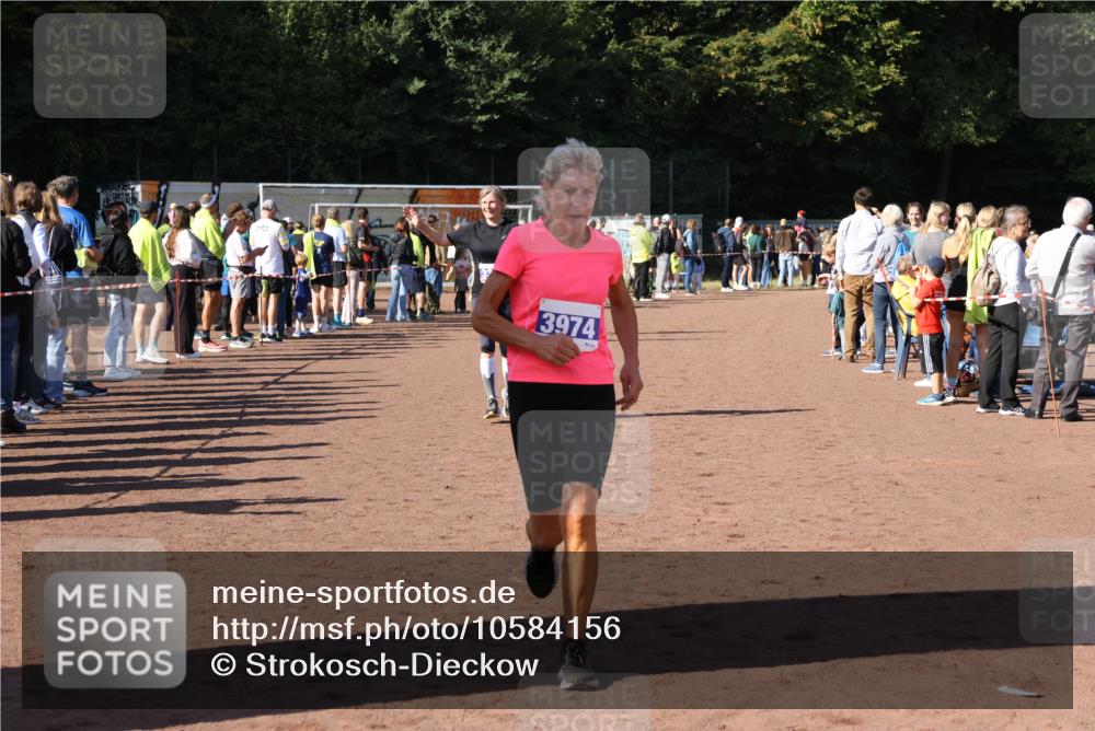 27.09.2026 - 35. Volkslauf durch das schöne Alstertal Strokosch-Dieckow http://msf.ph/oto/10584156 27.09.2026 11:37:23 Ziel 3187, 3324, 3974 meine-sportfotos.de