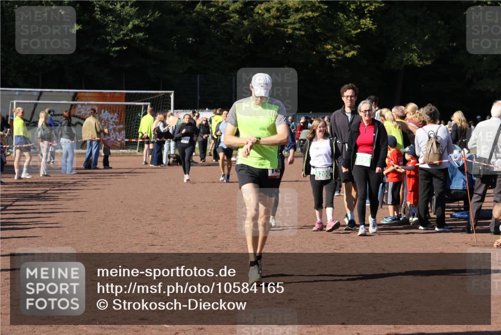 27.09.2026 - 35. Volkslauf durch das schöne Alstertal Strokosch-Dieckow http://msf.ph/oto/10584165 27.09.2026 11:40:06 Ziel 1450, 1698 meine-sportfotos.de