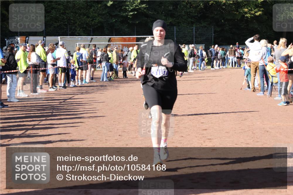 27.09.2026 - 35. Volkslauf durch das schöne Alstertal Strokosch-Dieckow http://msf.ph/oto/10584168 27.09.2026 11:37:20 Ziel 1441, 3187, 3324, 3974 meine-sportfotos.de