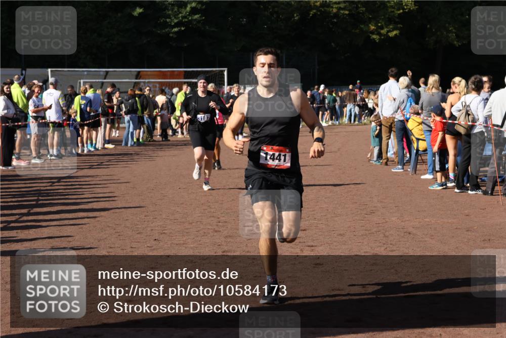 27.09.2026 - 35. Volkslauf durch das schöne Alstertal Strokosch-Dieckow http://msf.ph/oto/10584173 27.09.2026 11:37:17 Ziel 1441, 3096, 3097, 3187, 3974 meine-sportfotos.de