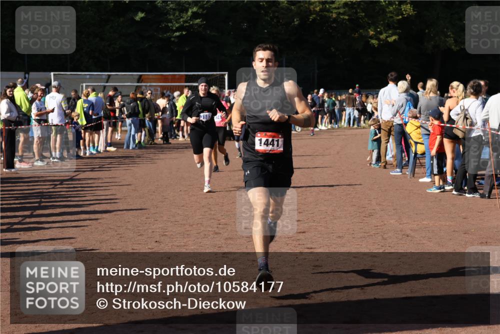27.09.2026 - 35. Volkslauf durch das schöne Alstertal Strokosch-Dieckow http://msf.ph/oto/10584177 27.09.2026 11:37:17 Ziel 1441, 3096, 3097, 3187, 3974 meine-sportfotos.de