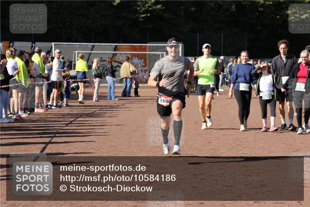 27.09.2026 - 35. Volkslauf durch das schöne Alstertal Strokosch-Dieckow http://msf.ph/oto/10584186 27.09.2026 11:40:04 Ziel 1450, 1698 meine-sportfotos.de