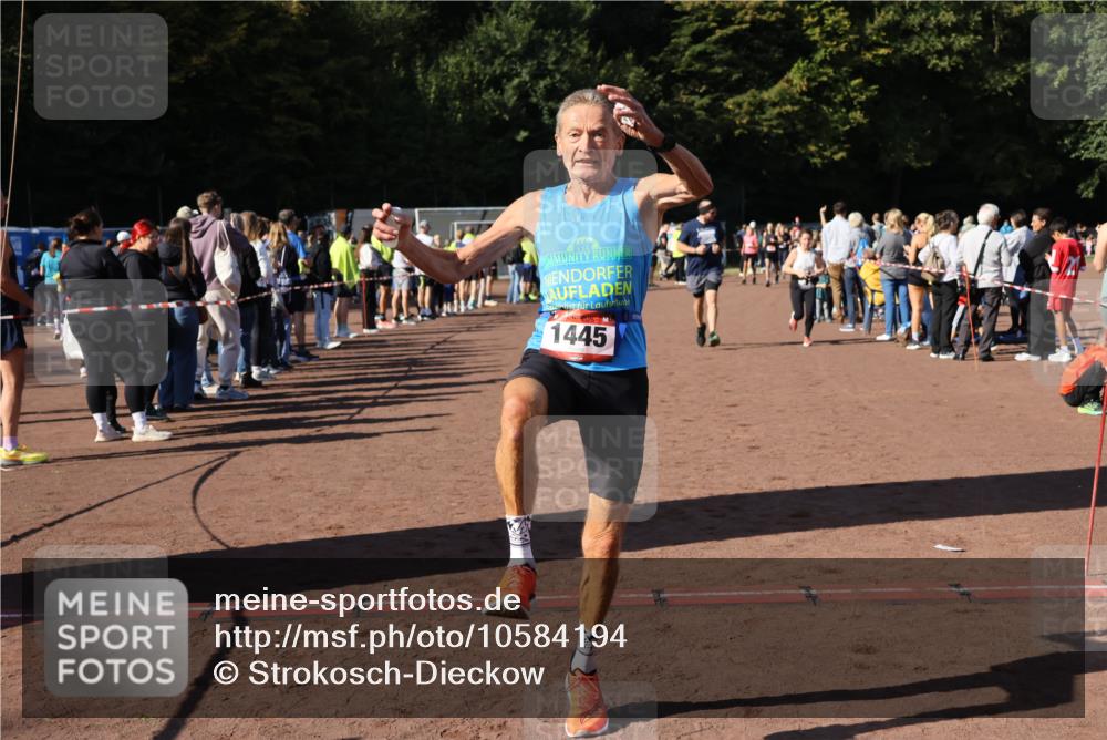 27.09.2026 - 35. Volkslauf durch das schöne Alstertal Strokosch-Dieckow http://msf.ph/oto/10584194 27.09.2026 11:37:09 Ziel 1441, 1445, 3096, 3097, 3386, 3387 meine-sportfotos.de