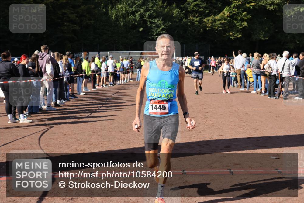 27.09.2026 - 35. Volkslauf durch das schöne Alstertal Strokosch-Dieckow http://msf.ph/oto/10584200 27.09.2026 11:37:08 Ziel 1445, 3096, 3097, 3386, 3387 meine-sportfotos.de