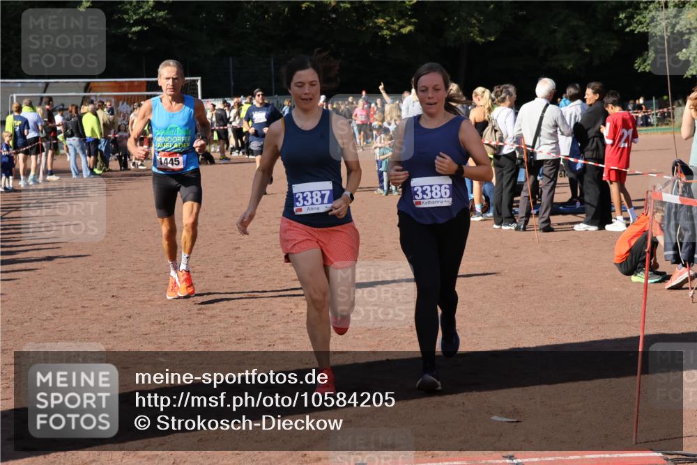27.09.2026 - 35. Volkslauf durch das schöne Alstertal Strokosch-Dieckow http://msf.ph/oto/10584205 27.09.2026 11:37:06 Ziel 1445, 3096, 3097, 3386, 3387 meine-sportfotos.de