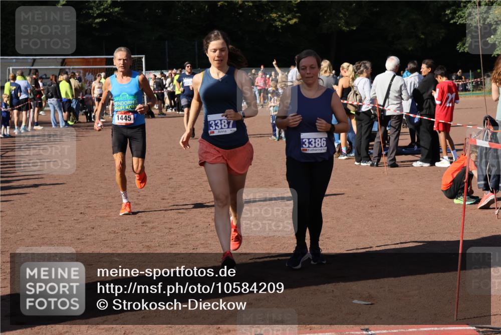 27.09.2026 - 35. Volkslauf durch das schöne Alstertal Strokosch-Dieckow http://msf.ph/oto/10584209 27.09.2026 11:37:06 Ziel 1445, 3096, 3097, 3386, 3387 meine-sportfotos.de