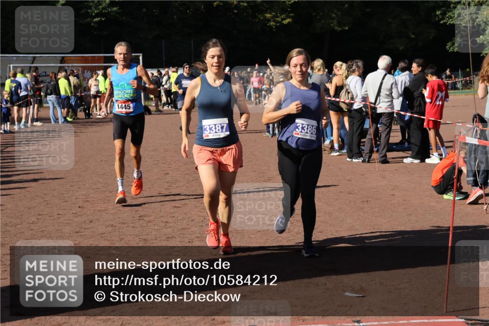 27.09.2026 - 35. Volkslauf durch das schöne Alstertal Strokosch-Dieckow http://msf.ph/oto/10584212 27.09.2026 11:37:06 Ziel 1445, 3096, 3097, 3386, 3387 meine-sportfotos.de