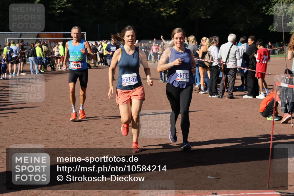 27.09.2026 - 35. Volkslauf durch das schöne Alstertal Strokosch-Dieckow http://msf.ph/oto/10584214 27.09.2026 11:37:06 Ziel 1445, 3096, 3097, 3386, 3387 meine-sportfotos.de