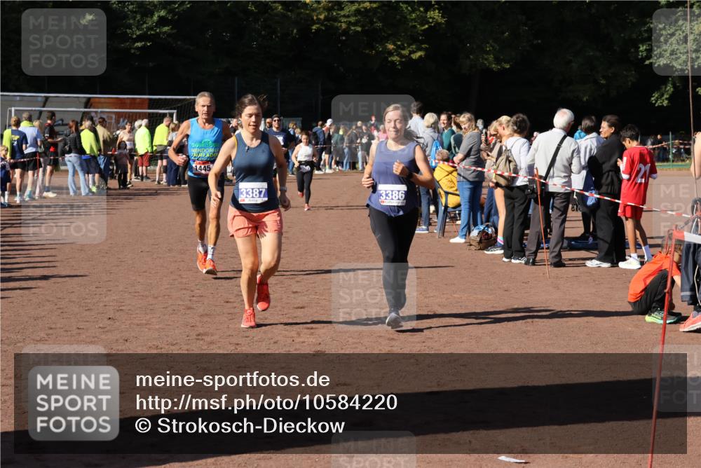 27.09.2026 - 35. Volkslauf durch das schöne Alstertal Strokosch-Dieckow http://msf.ph/oto/10584220 27.09.2026 11:37:05 Ziel 1445, 3096, 3097, 3386, 3387 meine-sportfotos.de