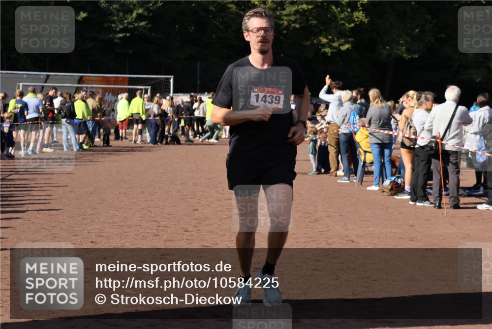 27.09.2026 - 35. Volkslauf durch das schöne Alstertal Strokosch-Dieckow http://msf.ph/oto/10584225 27.09.2026 11:37:00 Ziel 1439, 1445, 3386, 3387 meine-sportfotos.de