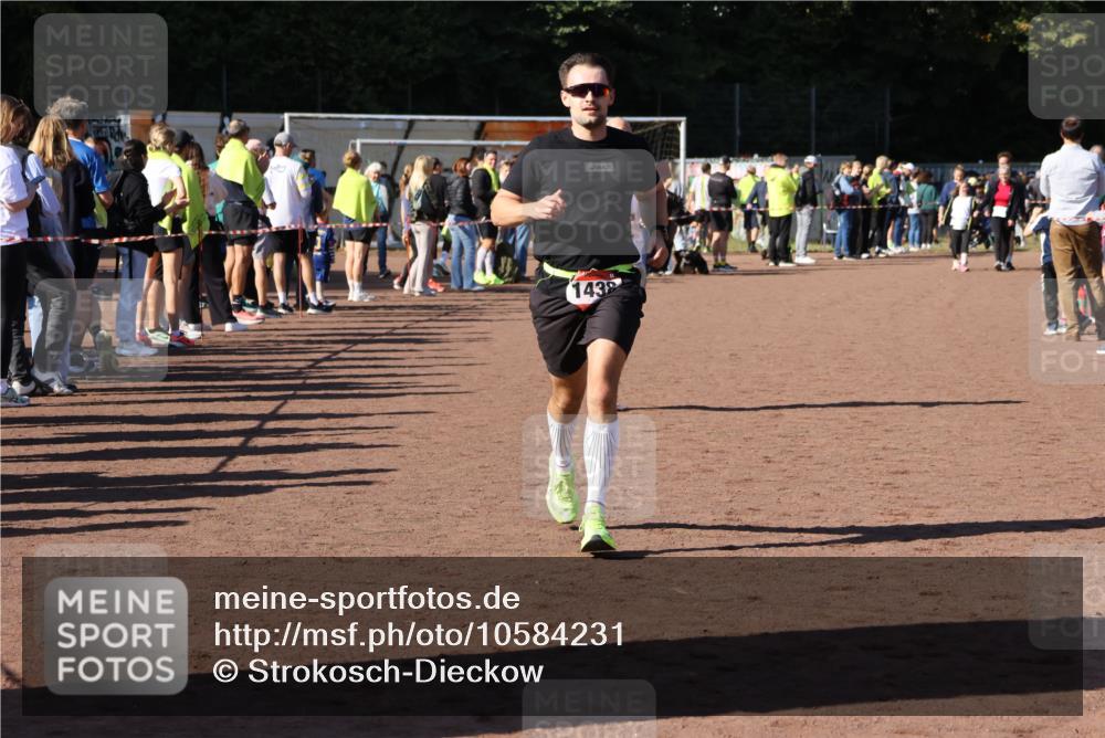 27.09.2026 - 35. Volkslauf durch das schöne Alstertal Strokosch-Dieckow http://msf.ph/oto/10584231 27.09.2026 11:39:33 Ziel 1438, 1440 meine-sportfotos.de