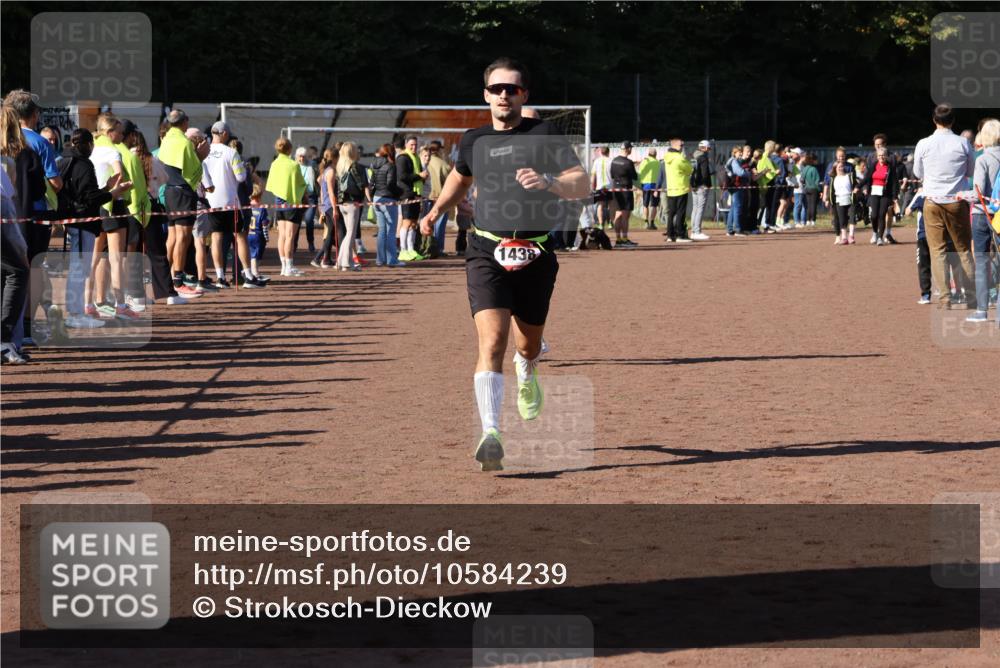 27.09.2026 - 35. Volkslauf durch das schöne Alstertal Strokosch-Dieckow http://msf.ph/oto/10584239 27.09.2026 11:39:32 Ziel 1438, 1440 meine-sportfotos.de