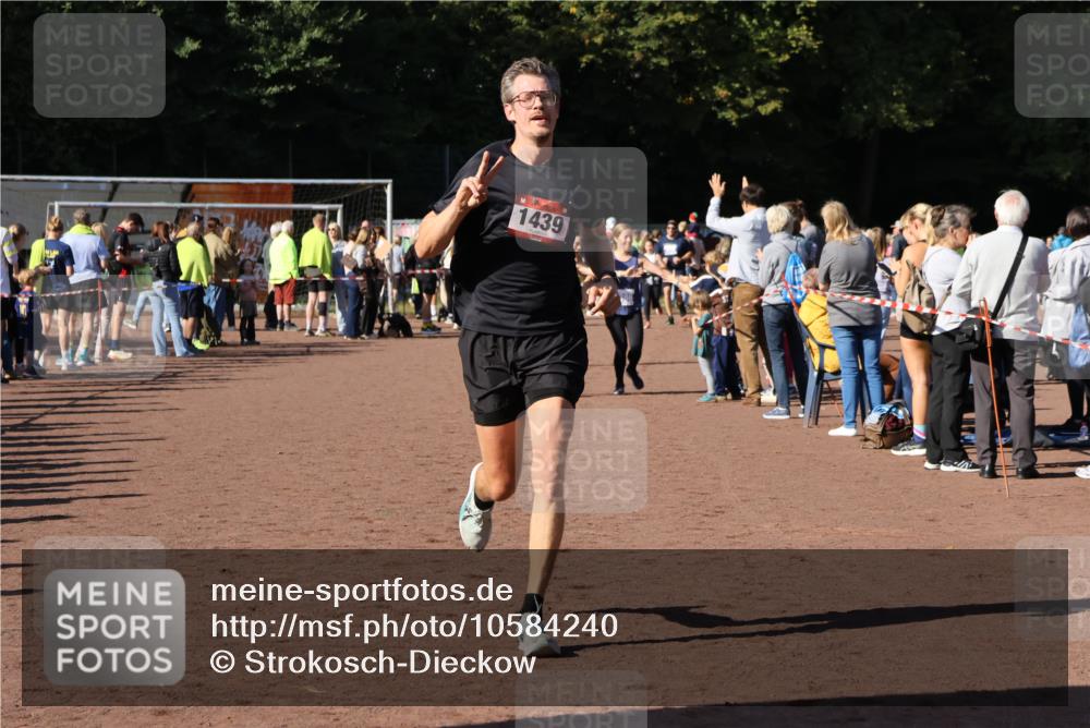 27.09.2026 - 35. Volkslauf durch das schöne Alstertal Strokosch-Dieckow http://msf.ph/oto/10584240 27.09.2026 11:36:59 Ziel 1439, 3386, 3387 meine-sportfotos.de