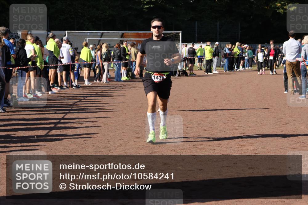 27.09.2026 - 35. Volkslauf durch das schöne Alstertal Strokosch-Dieckow http://msf.ph/oto/10584241 27.09.2026 11:39:32 Ziel 1438, 1440 meine-sportfotos.de