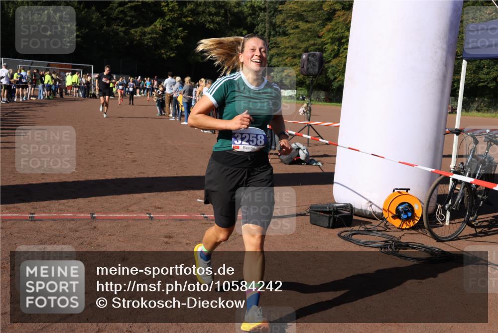 27.09.2026 - 35. Volkslauf durch das schöne Alstertal Strokosch-Dieckow http://msf.ph/oto/10584242 27.09.2026 11:36:56 Ziel 1439, 3258, 3332, 3963 meine-sportfotos.de