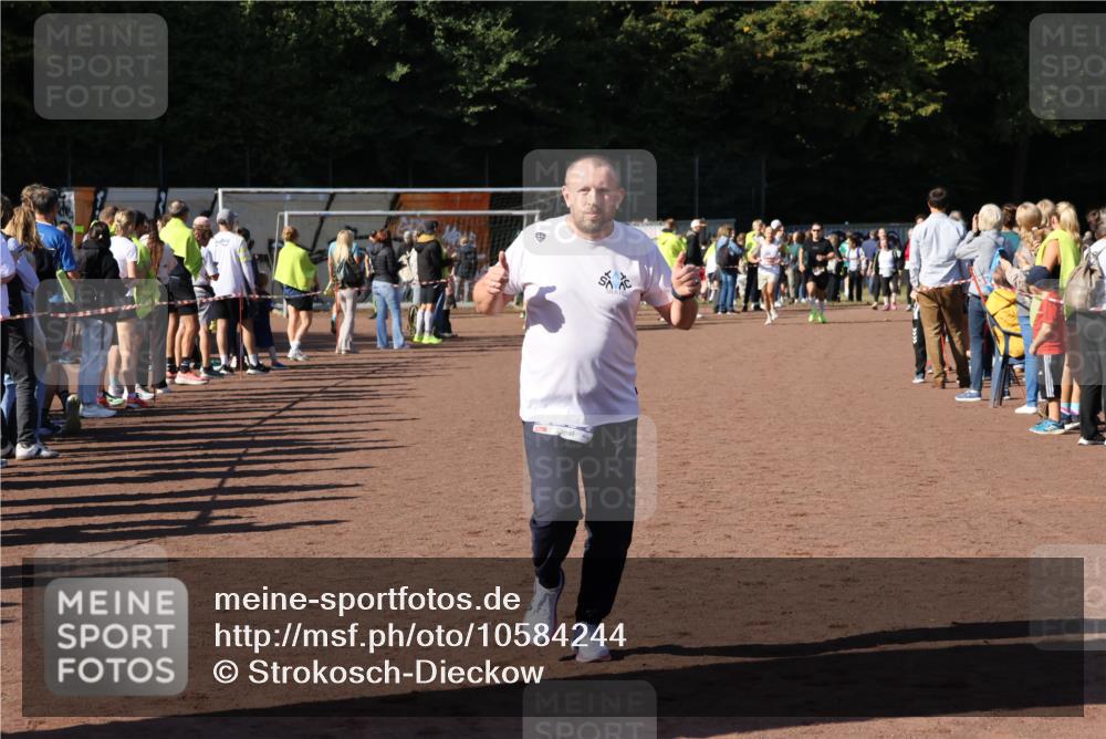 27.09.2026 - 35. Volkslauf durch das schöne Alstertal Strokosch-Dieckow http://msf.ph/oto/10584244 27.09.2026 11:39:25 Ziel 1438, 3294 meine-sportfotos.de