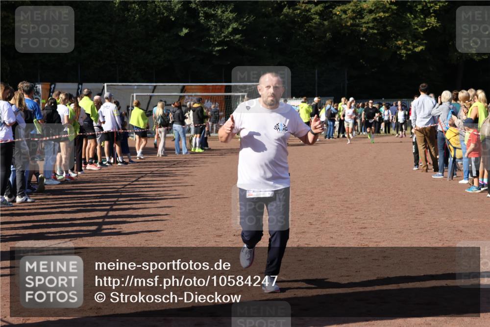 27.09.2026 - 35. Volkslauf durch das schöne Alstertal Strokosch-Dieckow http://msf.ph/oto/10584247 27.09.2026 11:39:25 Ziel 1438, 3294 meine-sportfotos.de