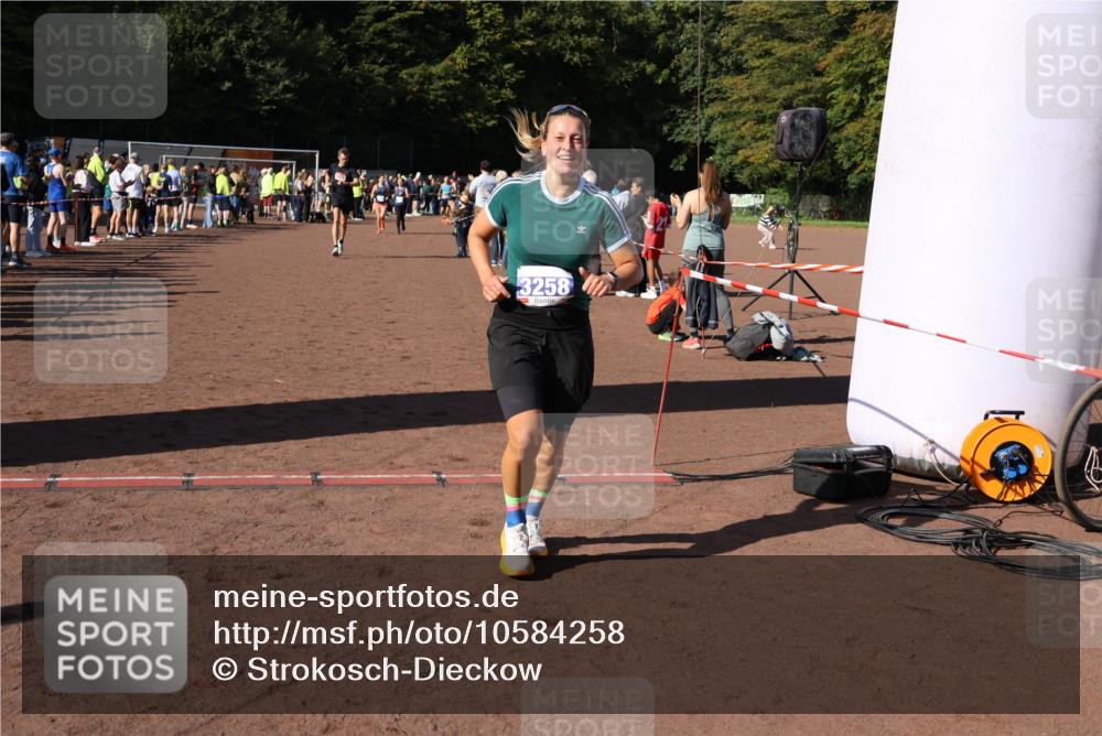27.09.2026 - 35. Volkslauf durch das schöne Alstertal Strokosch-Dieckow http://msf.ph/oto/10584258 27.09.2026 11:36:55 Ziel 1439, 3258, 3332, 3963 meine-sportfotos.de