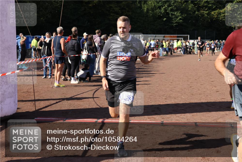 27.09.2026 - 35. Volkslauf durch das schöne Alstertal Strokosch-Dieckow http://msf.ph/oto/10584264 27.09.2026 11:36:54 Ziel 1439, 3258, 3332, 3963 meine-sportfotos.de