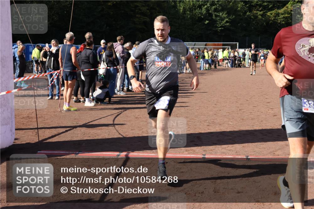 27.09.2026 - 35. Volkslauf durch das schöne Alstertal Strokosch-Dieckow http://msf.ph/oto/10584268 27.09.2026 11:36:54 Ziel 1439, 3258, 3332, 3963 meine-sportfotos.de