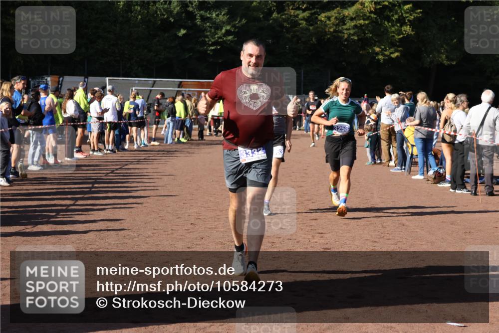 27.09.2026 - 35. Volkslauf durch das schöne Alstertal Strokosch-Dieckow http://msf.ph/oto/10584273 27.09.2026 11:36:52 Ziel 1439, 3258, 3259, 3332, 3963 meine-sportfotos.de