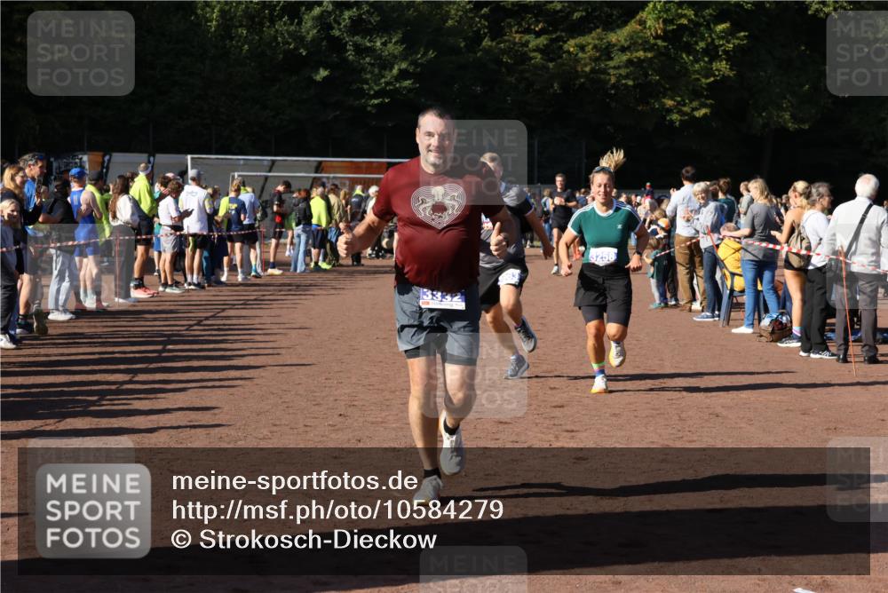 27.09.2026 - 35. Volkslauf durch das schöne Alstertal Strokosch-Dieckow http://msf.ph/oto/10584279 27.09.2026 11:36:52 Ziel 1439, 3258, 3259, 3332, 3963 meine-sportfotos.de