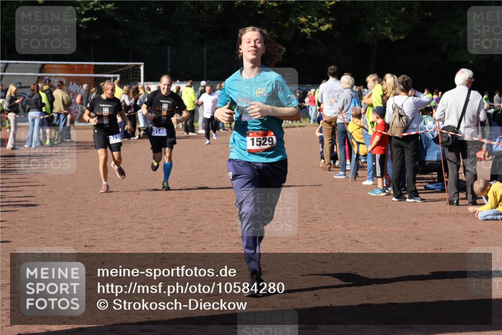 27.09.2026 - 35. Volkslauf durch das schöne Alstertal Strokosch-Dieckow http://msf.ph/oto/10584280 27.09.2026 11:39:12 Ziel 1529, 3148, 3159 meine-sportfotos.de