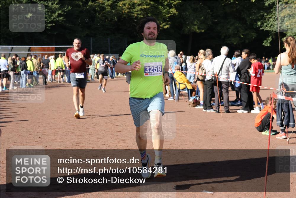 27.09.2026 - 35. Volkslauf durch das schöne Alstertal Strokosch-Dieckow http://msf.ph/oto/10584281 27.09.2026 11:36:48 Ziel 1448, 3258, 3259, 3332, 3963 meine-sportfotos.de