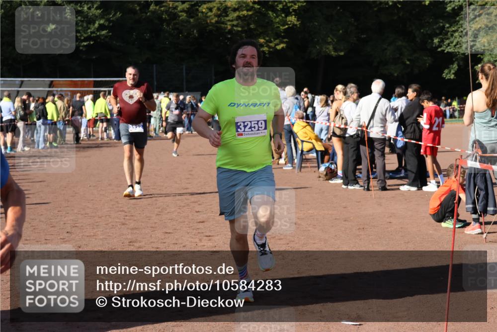 27.09.2026 - 35. Volkslauf durch das schöne Alstertal Strokosch-Dieckow http://msf.ph/oto/10584283 27.09.2026 11:36:48 Ziel 1448, 3258, 3259, 3332, 3963 meine-sportfotos.de