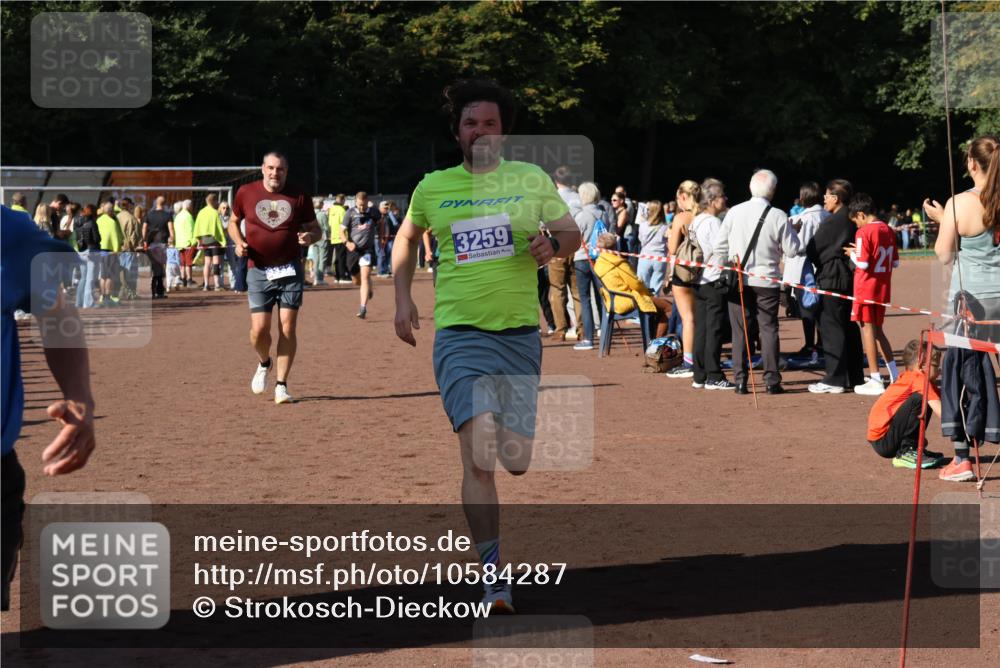27.09.2026 - 35. Volkslauf durch das schöne Alstertal Strokosch-Dieckow http://msf.ph/oto/10584287 27.09.2026 11:36:48 Ziel 1448, 3258, 3259, 3332, 3963 meine-sportfotos.de