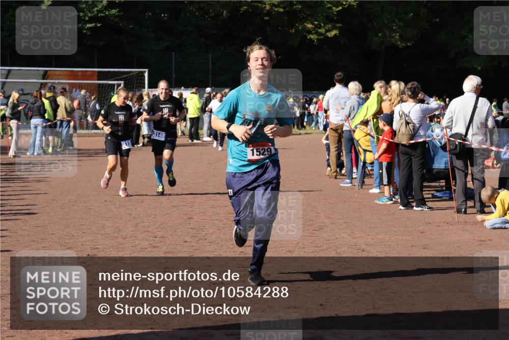 27.09.2026 - 35. Volkslauf durch das schöne Alstertal Strokosch-Dieckow http://msf.ph/oto/10584288 27.09.2026 11:39:11 Ziel 1529, 3148, 3159 meine-sportfotos.de