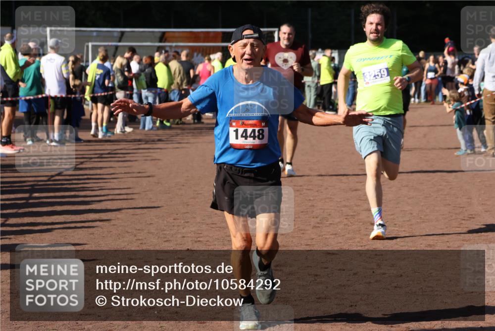 27.09.2026 - 35. Volkslauf durch das schöne Alstertal Strokosch-Dieckow http://msf.ph/oto/10584292 27.09.2026 11:36:47 Ziel 1448, 3258, 3259, 3332, 3963 meine-sportfotos.de
