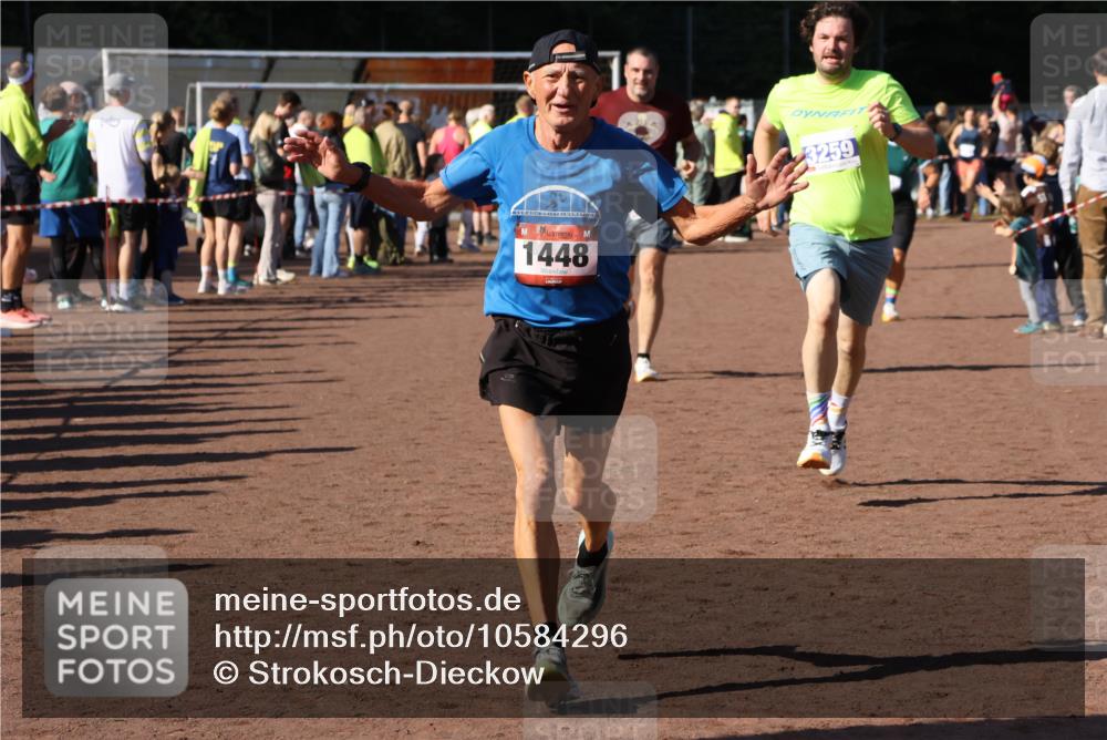 27.09.2026 - 35. Volkslauf durch das schöne Alstertal Strokosch-Dieckow http://msf.ph/oto/10584296 27.09.2026 11:36:47 Ziel 1448, 3258, 3259, 3332, 3963 meine-sportfotos.de