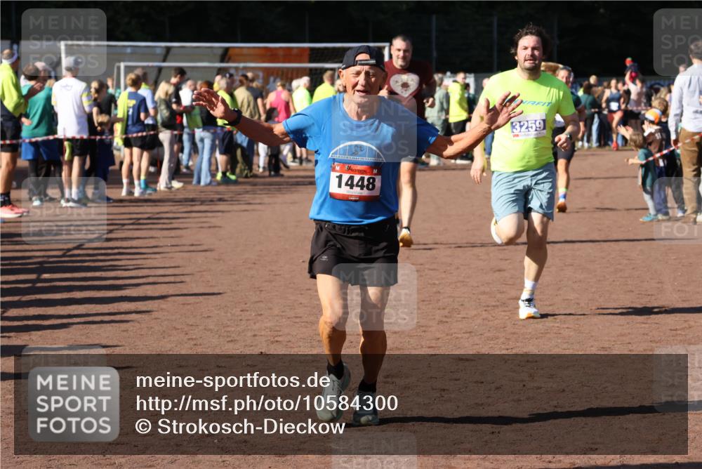 27.09.2026 - 35. Volkslauf durch das schöne Alstertal Strokosch-Dieckow http://msf.ph/oto/10584300 27.09.2026 11:36:47 Ziel 1448, 3258, 3259, 3332, 3963 meine-sportfotos.de