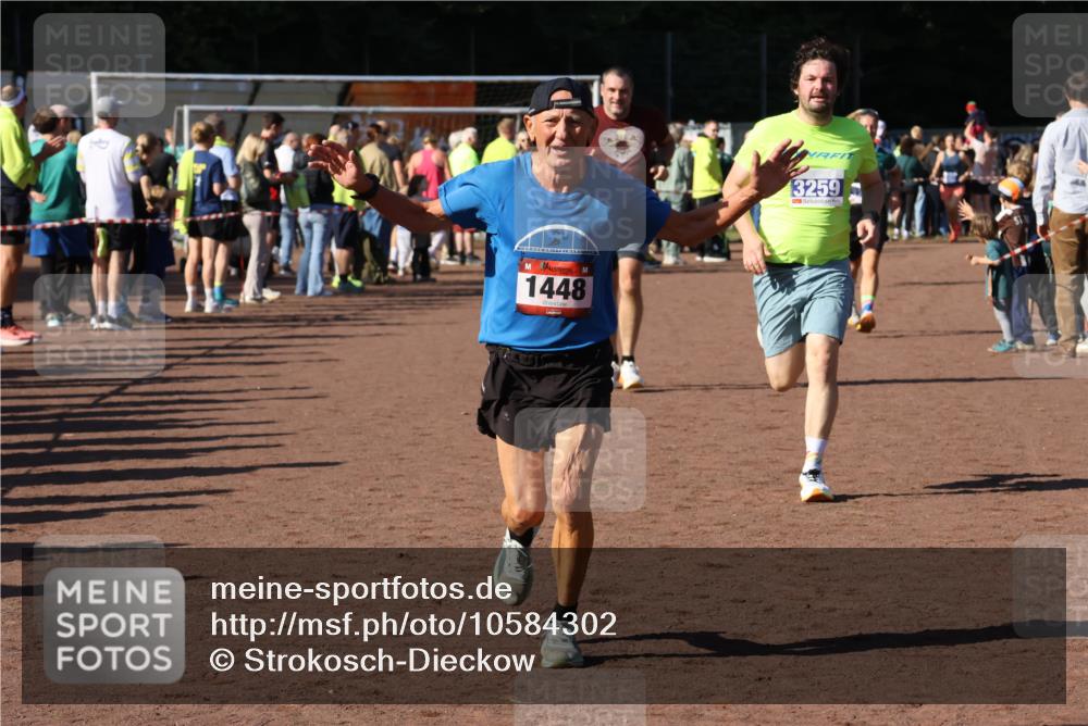 27.09.2026 - 35. Volkslauf durch das schöne Alstertal Strokosch-Dieckow http://msf.ph/oto/10584302 27.09.2026 11:36:46 Ziel 1448, 3258, 3259, 3332, 3963 meine-sportfotos.de