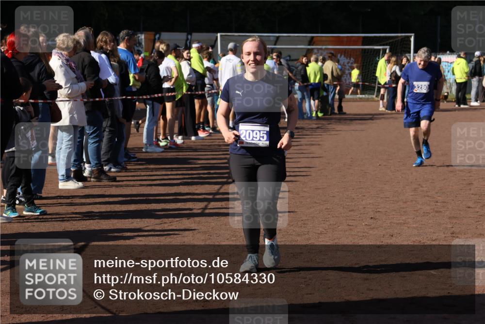 27.09.2026 - 35. Volkslauf durch das schöne Alstertal Strokosch-Dieckow http://msf.ph/oto/10584330 27.09.2026 11:38:42 Ziel 2095, 3280 meine-sportfotos.de