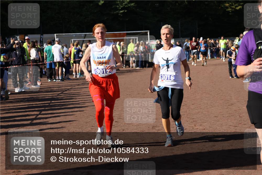 27.09.2026 - 35. Volkslauf durch das schöne Alstertal Strokosch-Dieckow http://msf.ph/oto/10584333 27.09.2026 11:36:37 Ziel 3015, 3016, 3421 meine-sportfotos.de