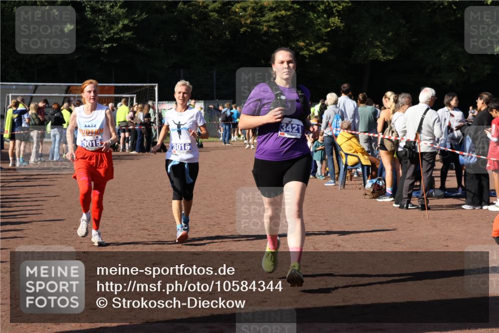 27.09.2026 - 35. Volkslauf durch das schöne Alstertal Strokosch-Dieckow http://msf.ph/oto/10584344 27.09.2026 11:36:36 Ziel 3015, 3016, 3421 meine-sportfotos.de